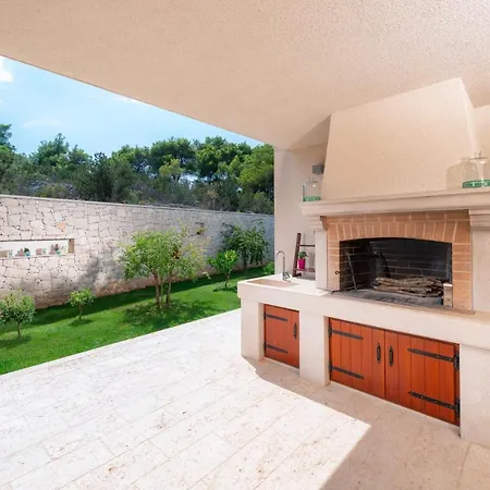 Sleeps 8 Pool Air Con Wifi Splitska