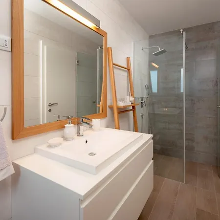 Sleeps 8 Pool Air Con Wifi *