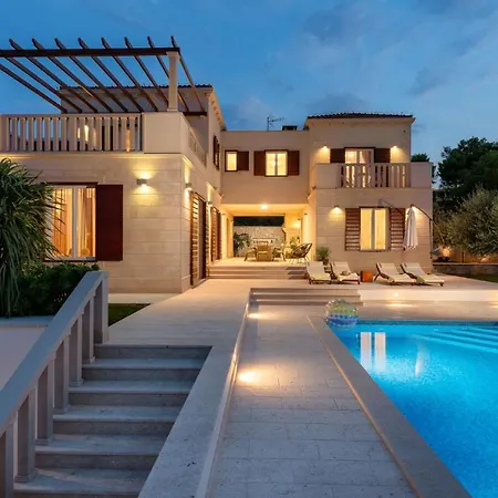 Villa Sleeps 8 Pool Air Con Wifi