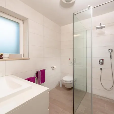 Villa Sleeps 8 Pool Air Con Wifi *