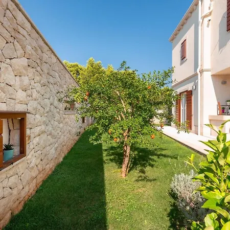 Villa Sleeps 8 Pool Air Con Wifi *