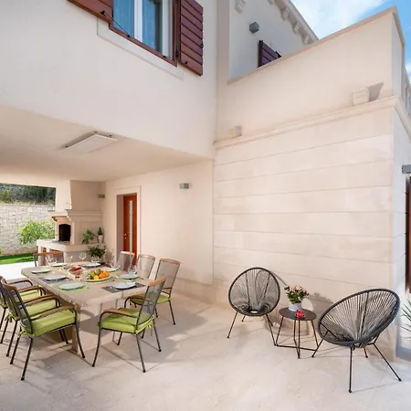 Sleeps 8 Pool Air Con Wifi * Splitska