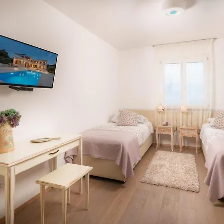 Villa Sleeps 8 Pool Air Con Wifi *