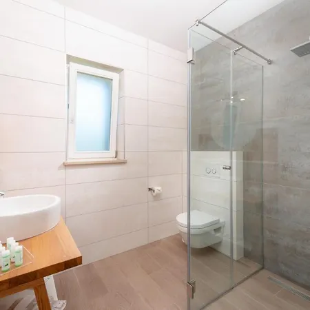 Sleeps 8 Pool Air Con Wifi * Splitska