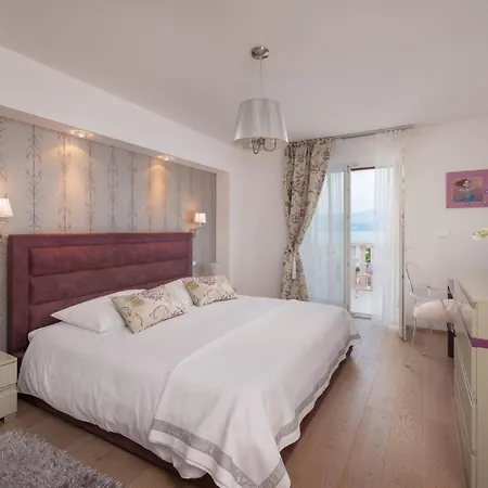 Villa Sleeps 8 Pool Air Con Wifi *
