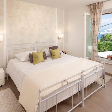Sleeps 8 Pool Air Con Wifi * Splitska