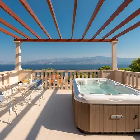 Sleeps 8 Pool Air Con Wifi Splitska