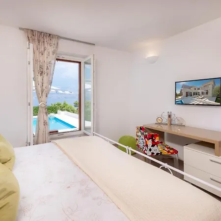 Villa Sleeps 8 Pool Air Con Wifi Splitska