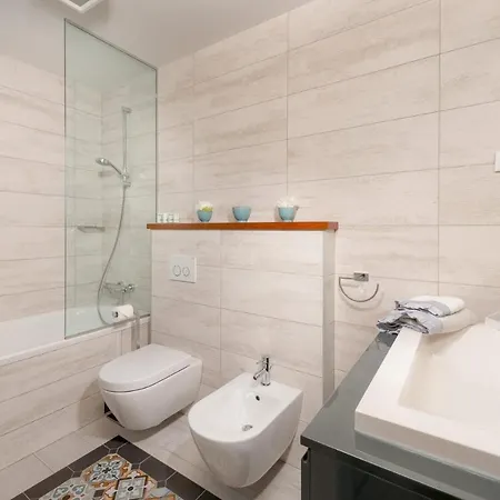 Sleeps 8 Pool Air Con Wifi Splitska