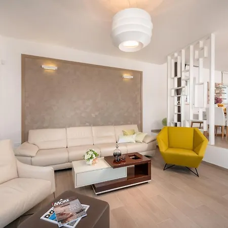 Sleeps 8 Pool Air Con Wifi Splitska